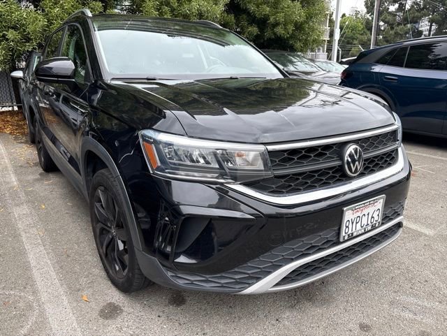 Certified 2022 Volkswagen Taos SE w/ Panoramic Sunroof Package FWD image 2