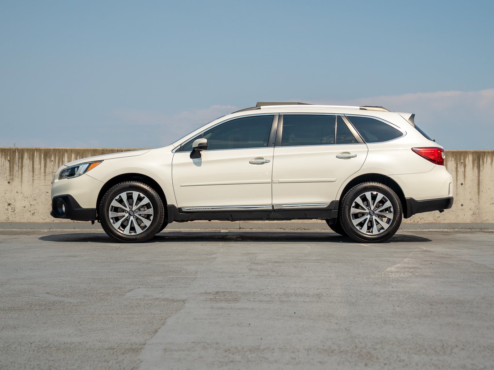 Used 2017 Subaru Outback 3.6R Touring w/ Popular Package #5A AWD/4WD image 3