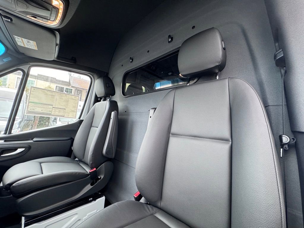 Used 2024 Mercedes-Benz eSprinter 170 Cargo image 21