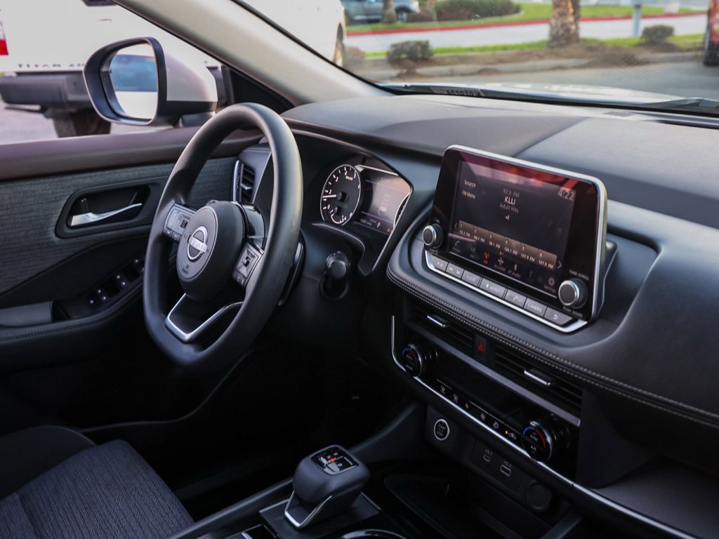 Used 2023 Nissan Rogue SV image 20