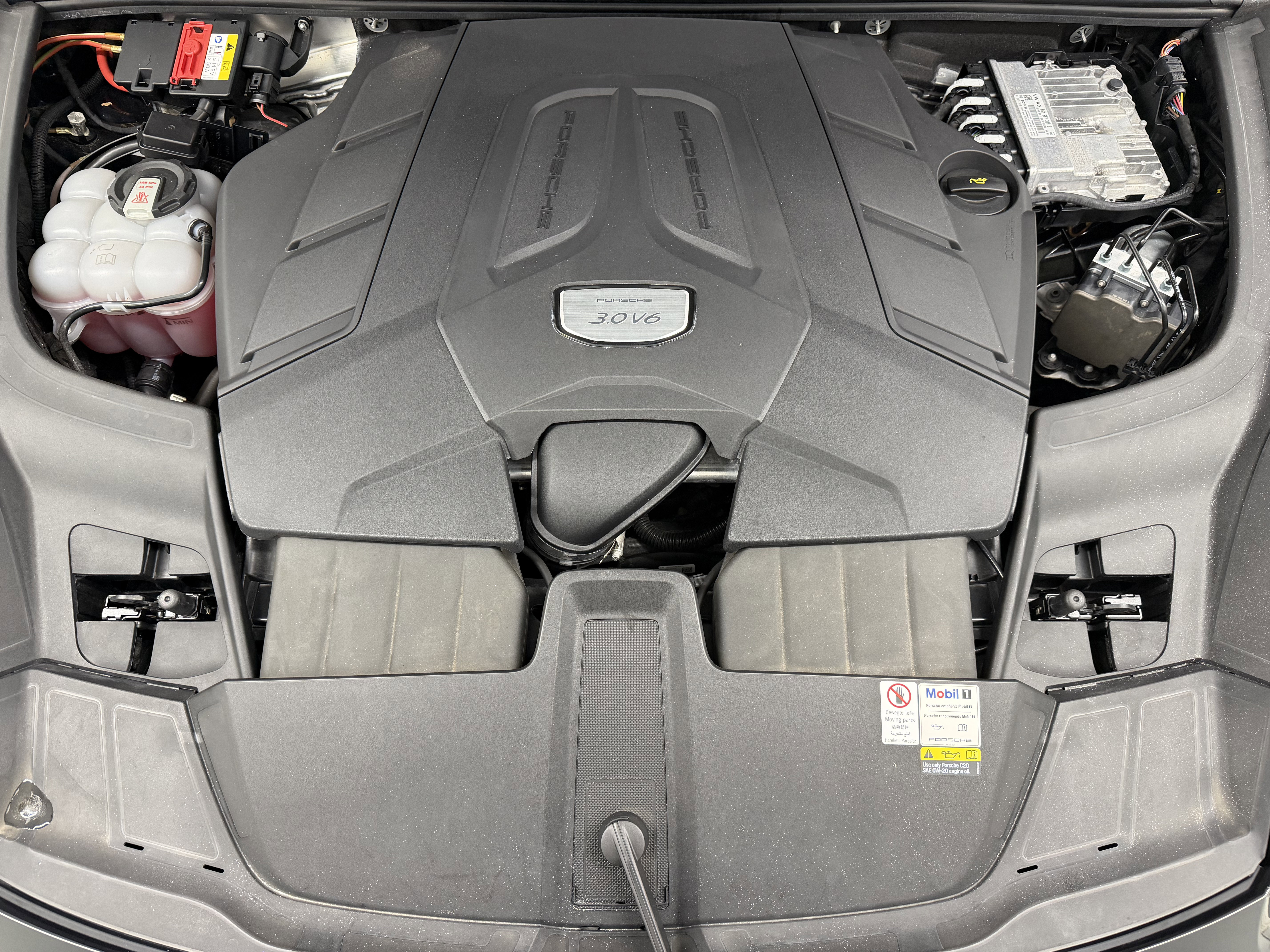 Certified 2022 Porsche Cayenne Platinum Edition image 62