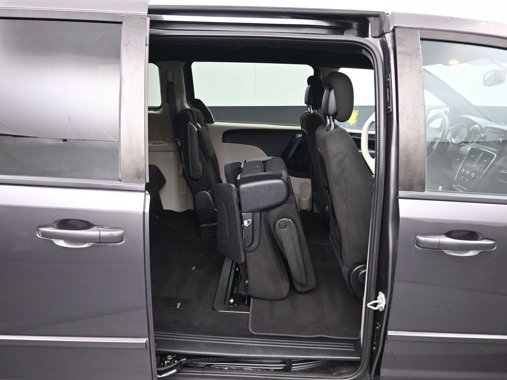 Used 2016 Dodge Grand Caravan SE image 41