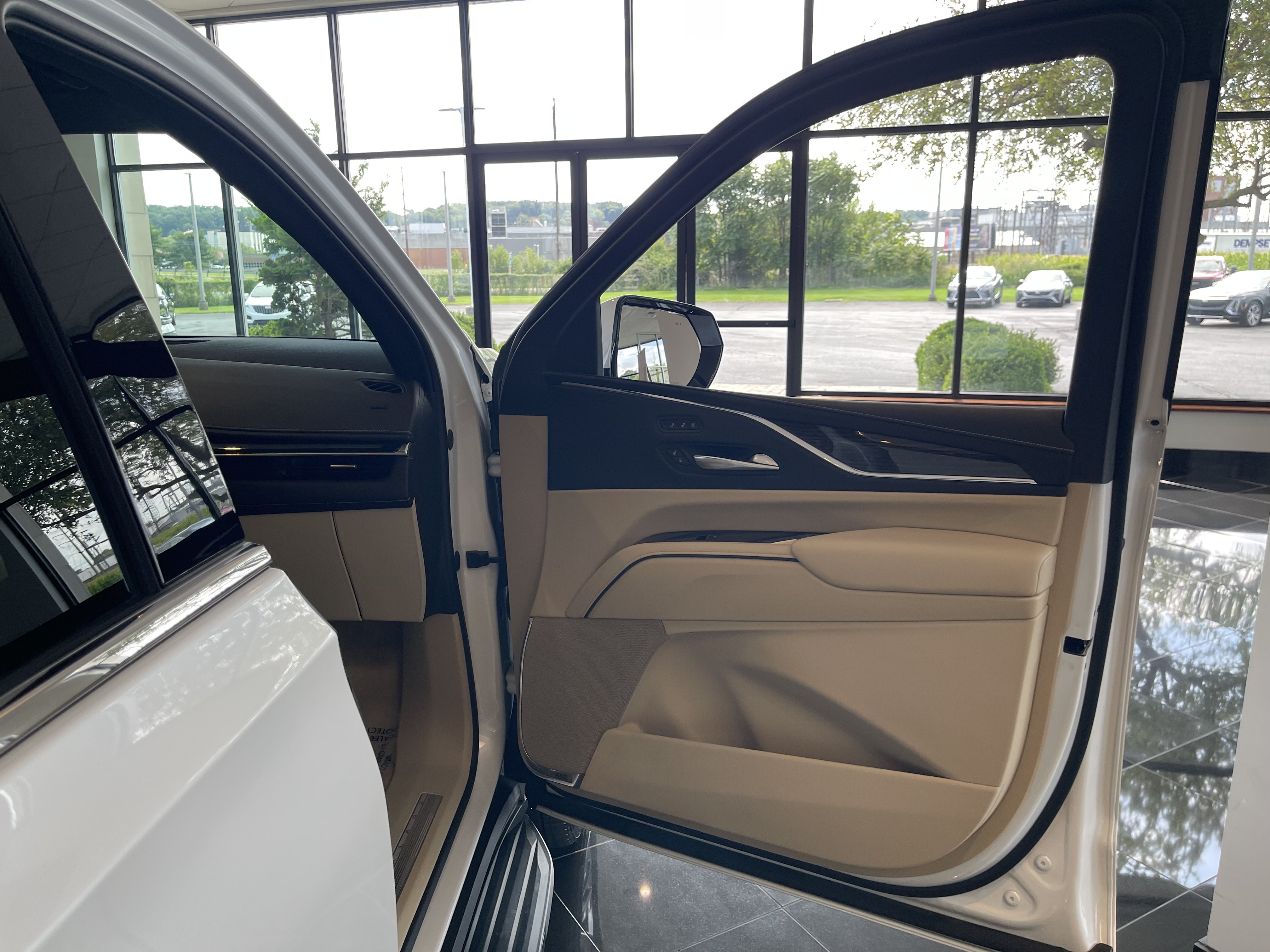 Certified 2024 Cadillac Escalade ESV Premium Luxury AWD/4WD image 18