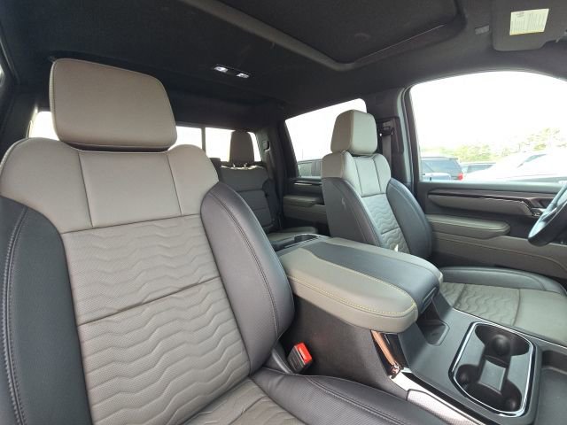 Used 2025 Chevrolet Silverado 2500 ZR2 w/ Technology Package image 19