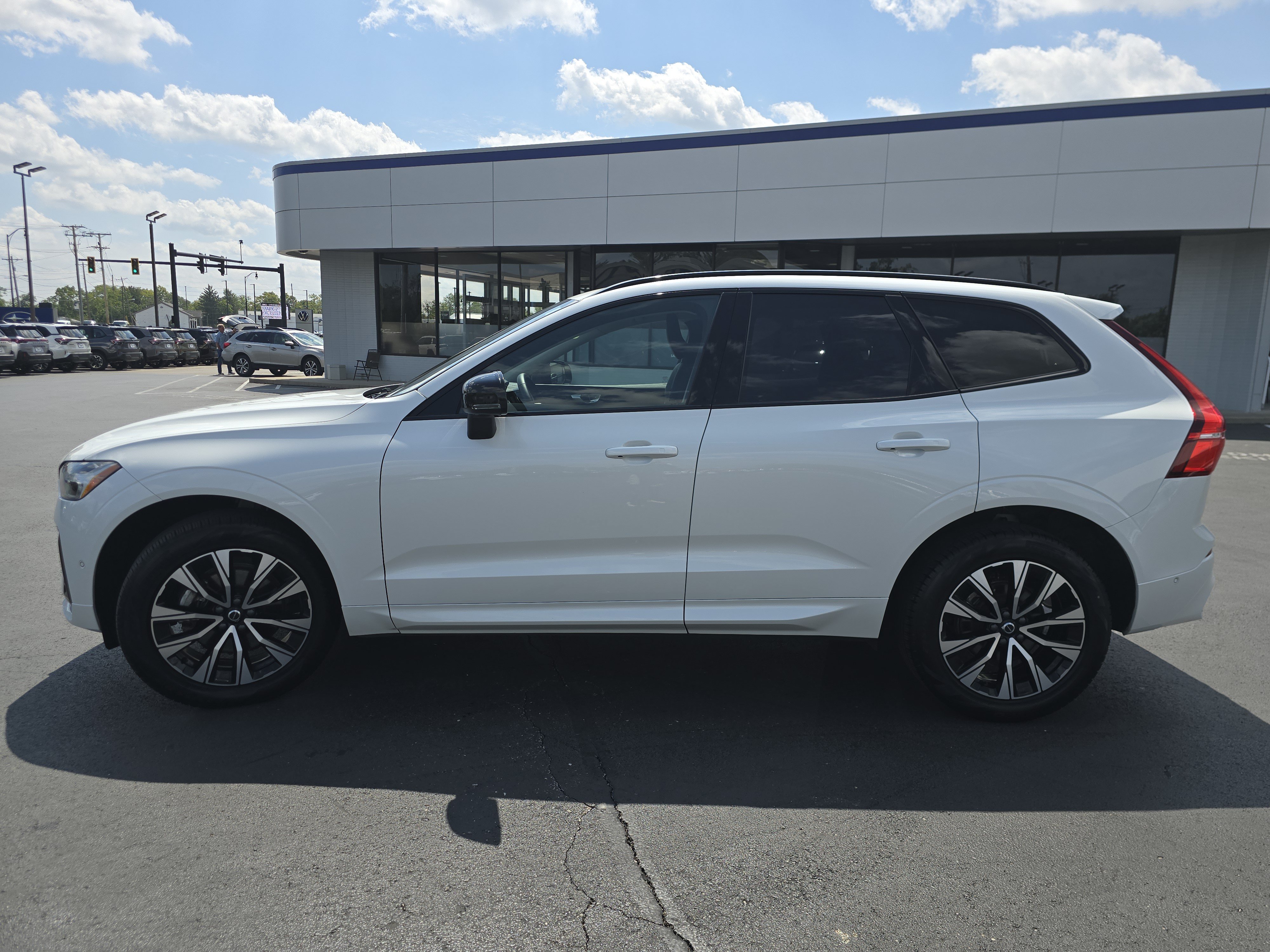 Used 2025 Volvo XC60 B5 Plus AWD/4WD image 4