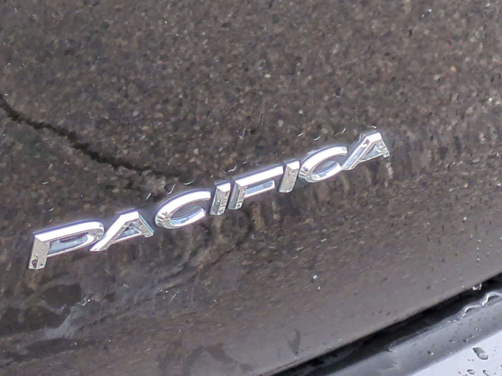Used 2018 Chrysler Pacifica Touring-L Plus w/ Tire & Wheel Group FWD image 13
