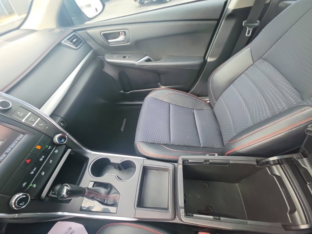 Used 2015 Toyota Camry SE w/ Moonroof Package FWD image 25