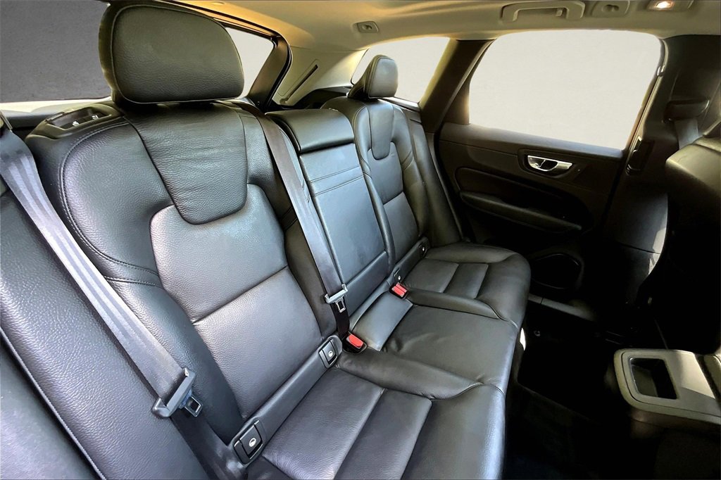 Certified 2022 Volvo XC60 B5 Momentum image 20
