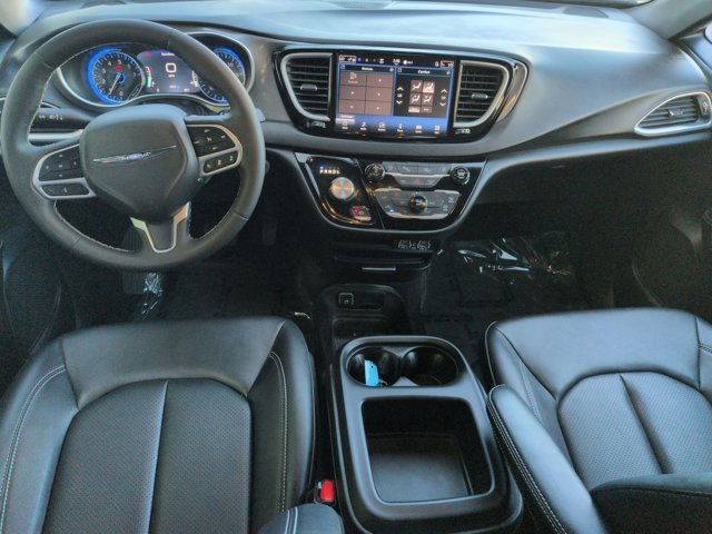 Used 2025 Chrysler Pacifica Select image 16