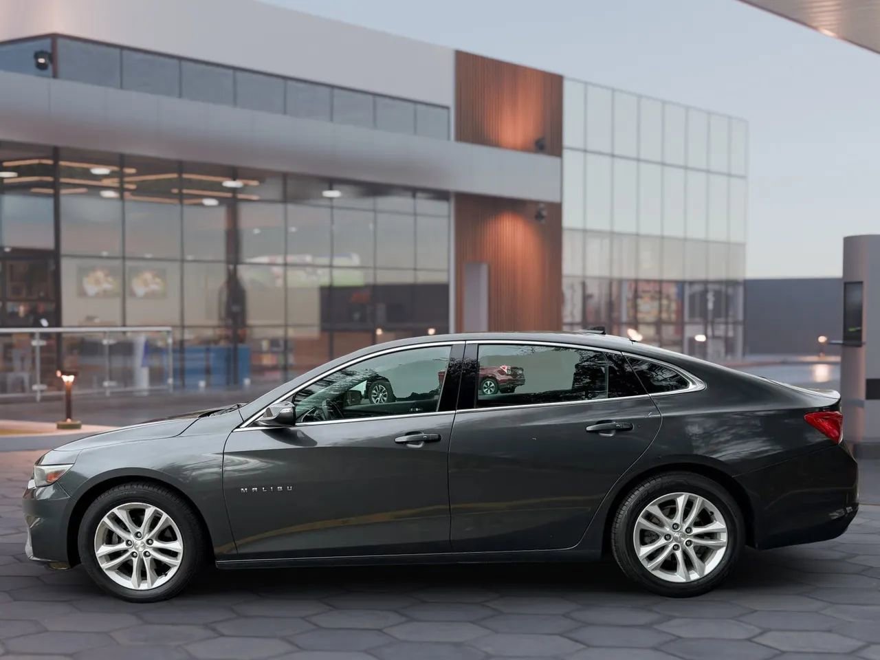 Used 2016 Chevrolet Malibu LT image 5