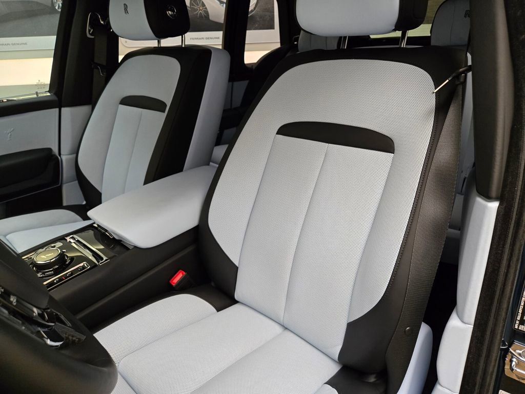 Certified 2025 Rolls-Royce Cullinan Black Badge image 32