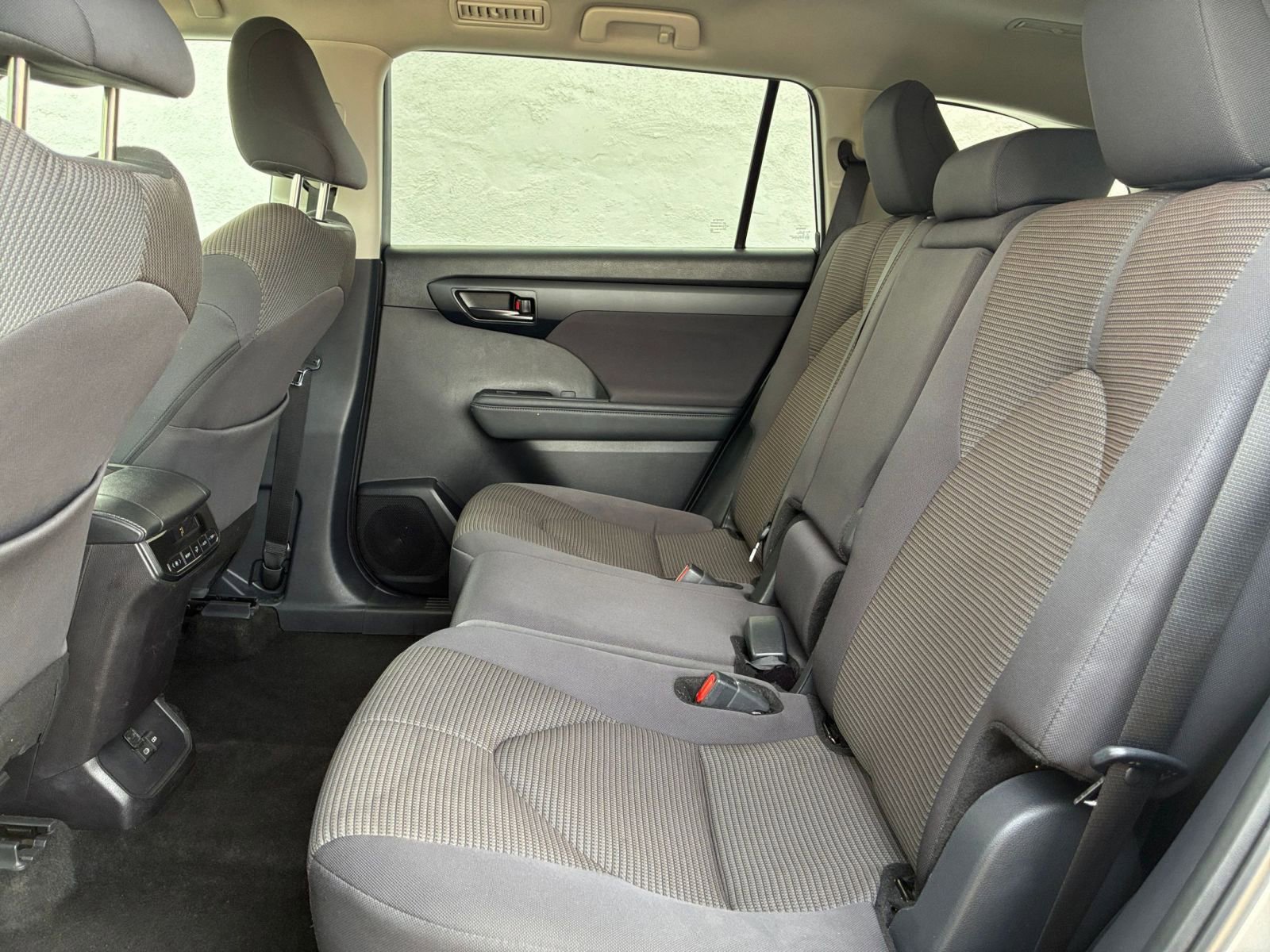 Used 2025 Toyota Highlander LE FWD image 27