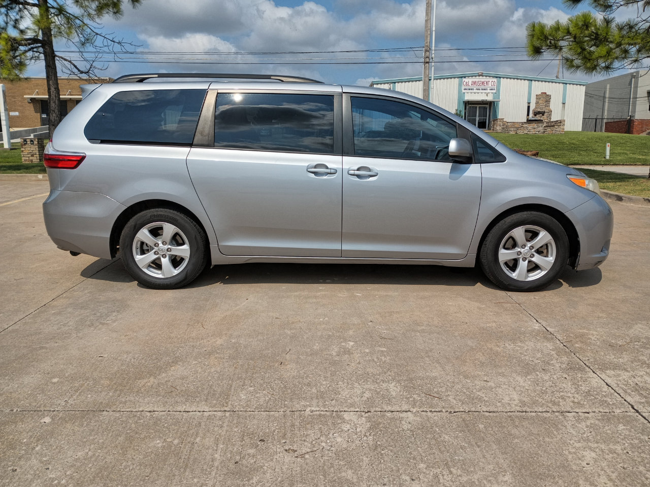 Used 2017 Toyota Sienna LE image 2