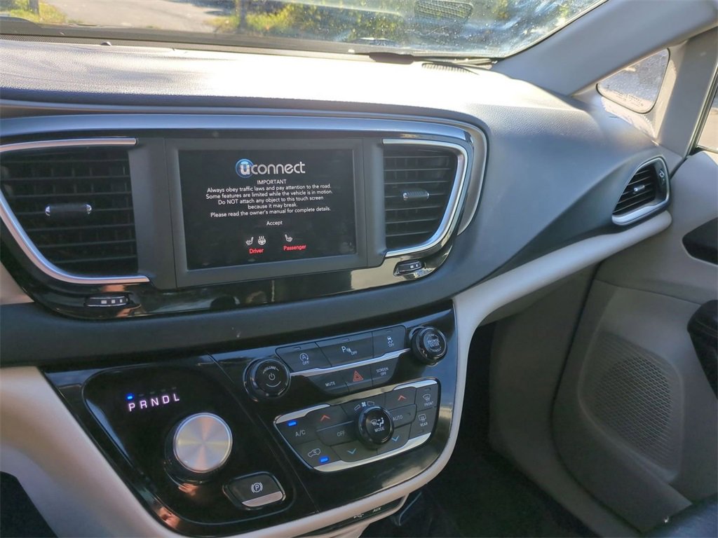 Used 2020 Chrysler Pacifica Touring-L image 13