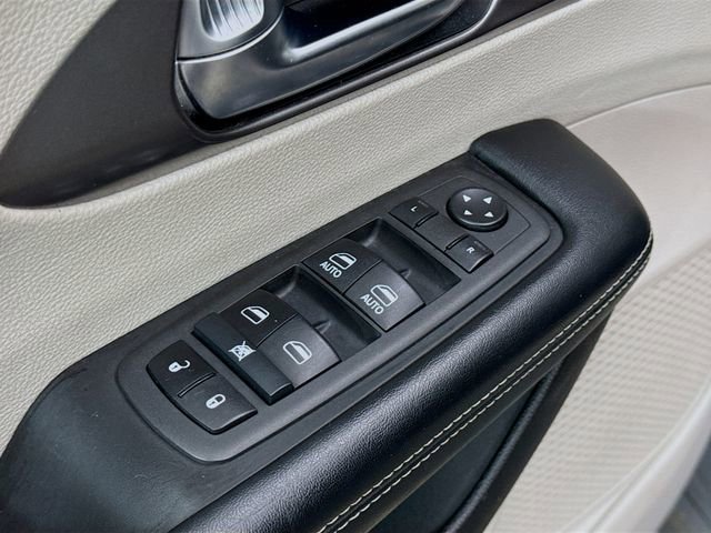 Used 2022 Chrysler Pacifica Touring-L image 17