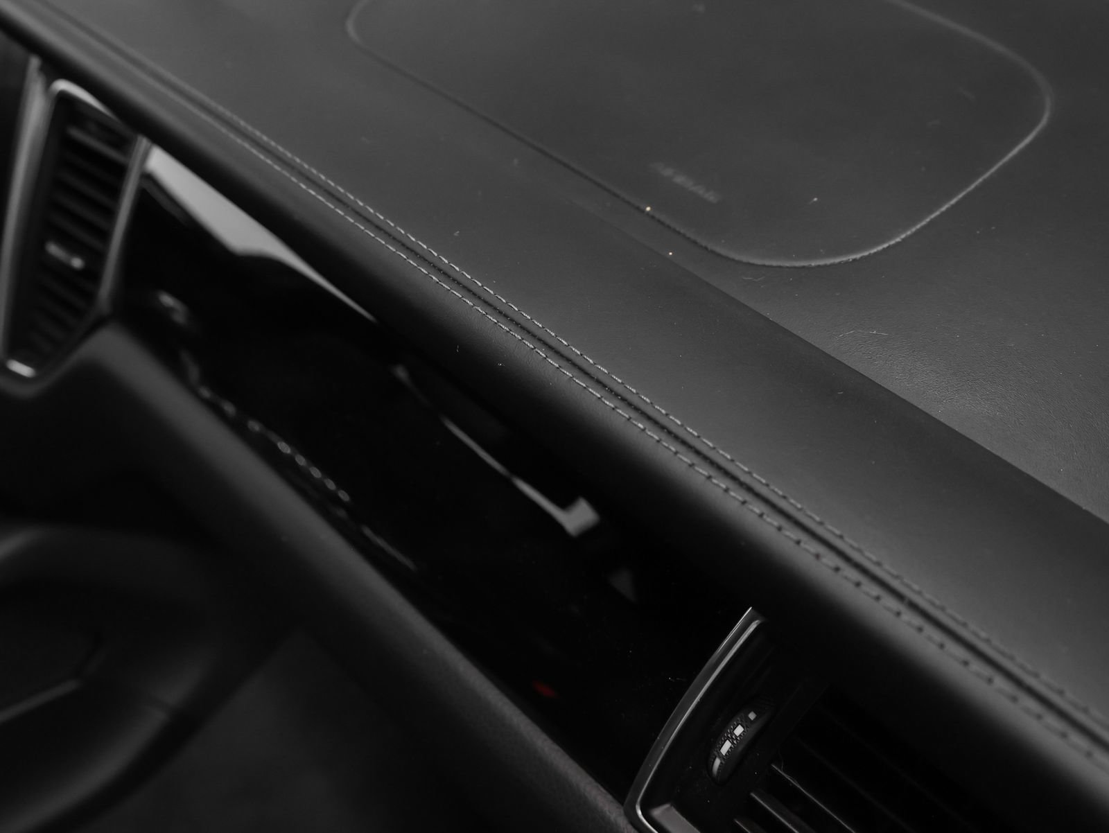 Certified 2018 Porsche Macan Sport Edition AWD/4WD image 22