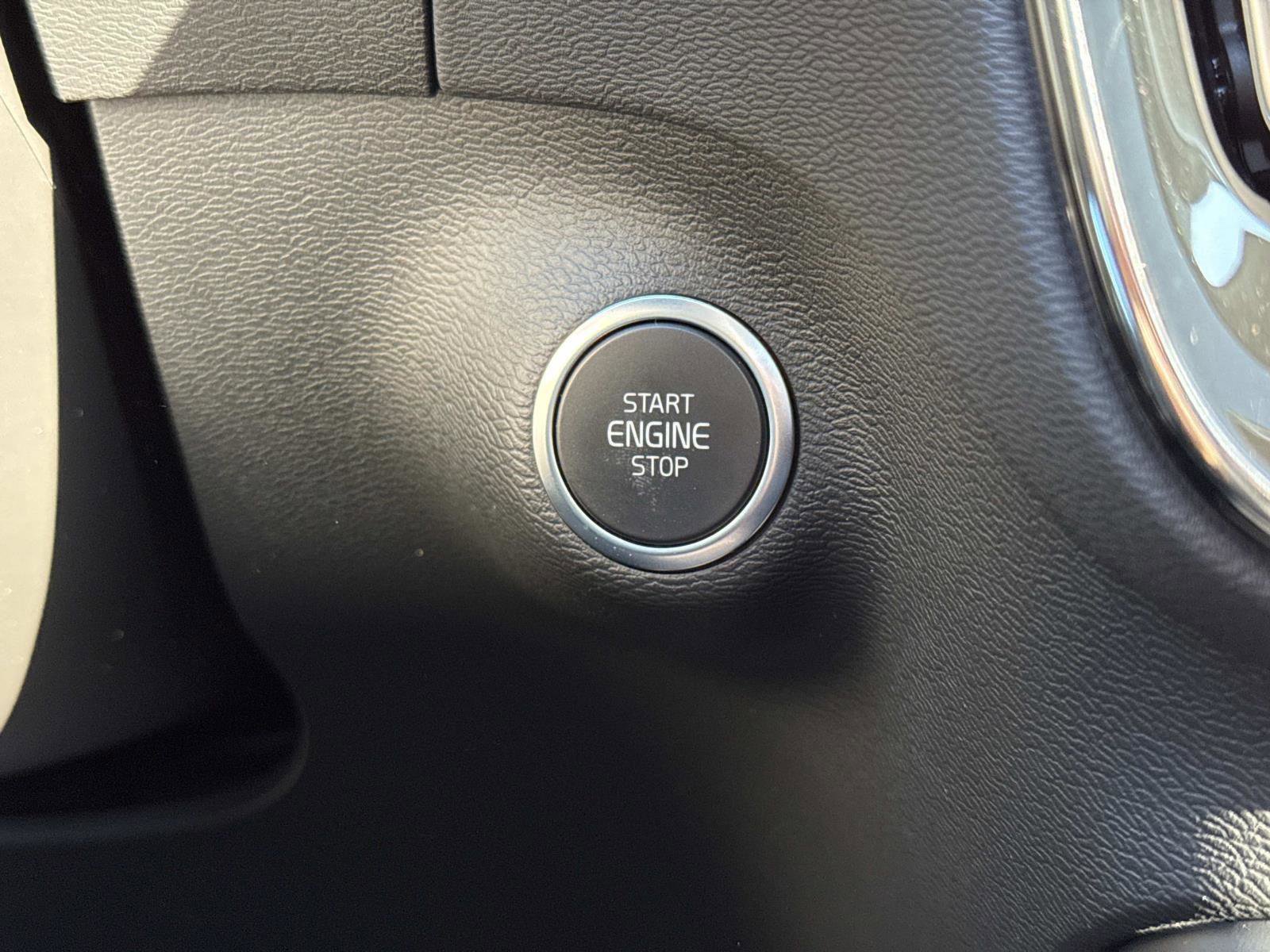 Used 2024 Volvo XC40 B5 Plus image 15