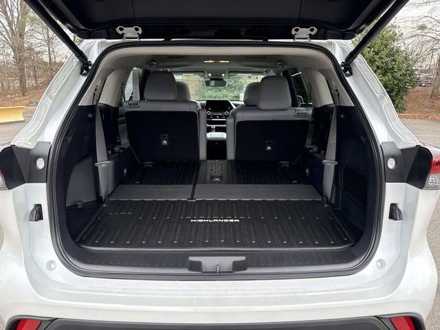 Used 2026 Toyota Highlander XLE image 12