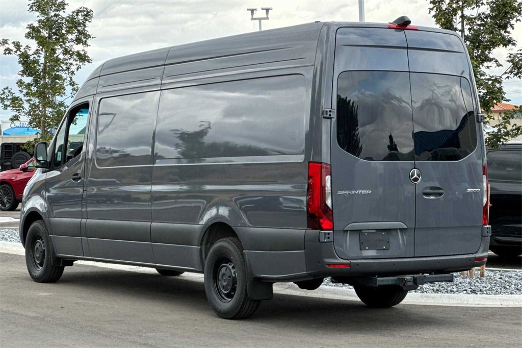 Used 2024 Mercedes-Benz Sprinter 2500 image 3