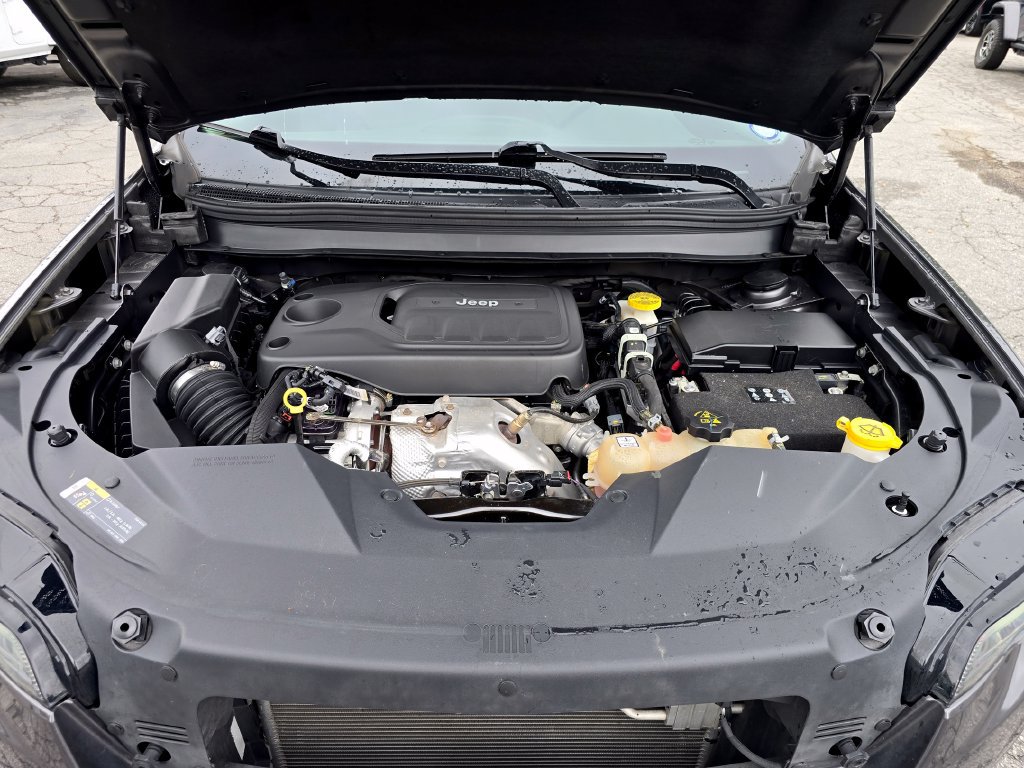 Used 2019 Jeep Cherokee Latitude Plus w/ Comfort/Convenience Group AWD/4WD image 19