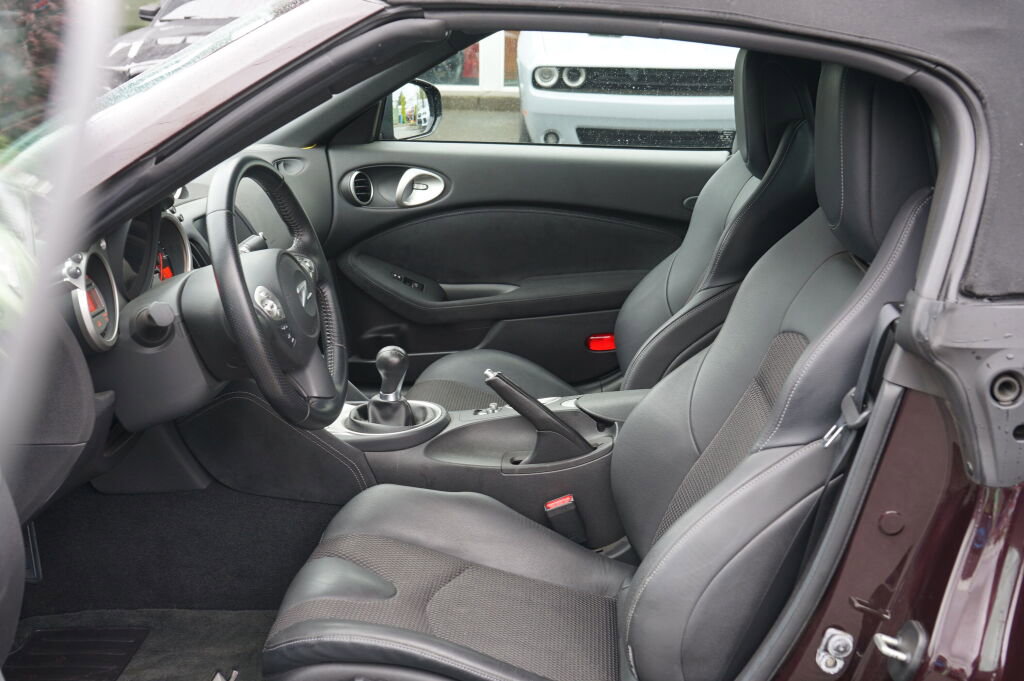 Used 2010 Nissan 370Z Touring w/ Sport Pkg RWD image 11