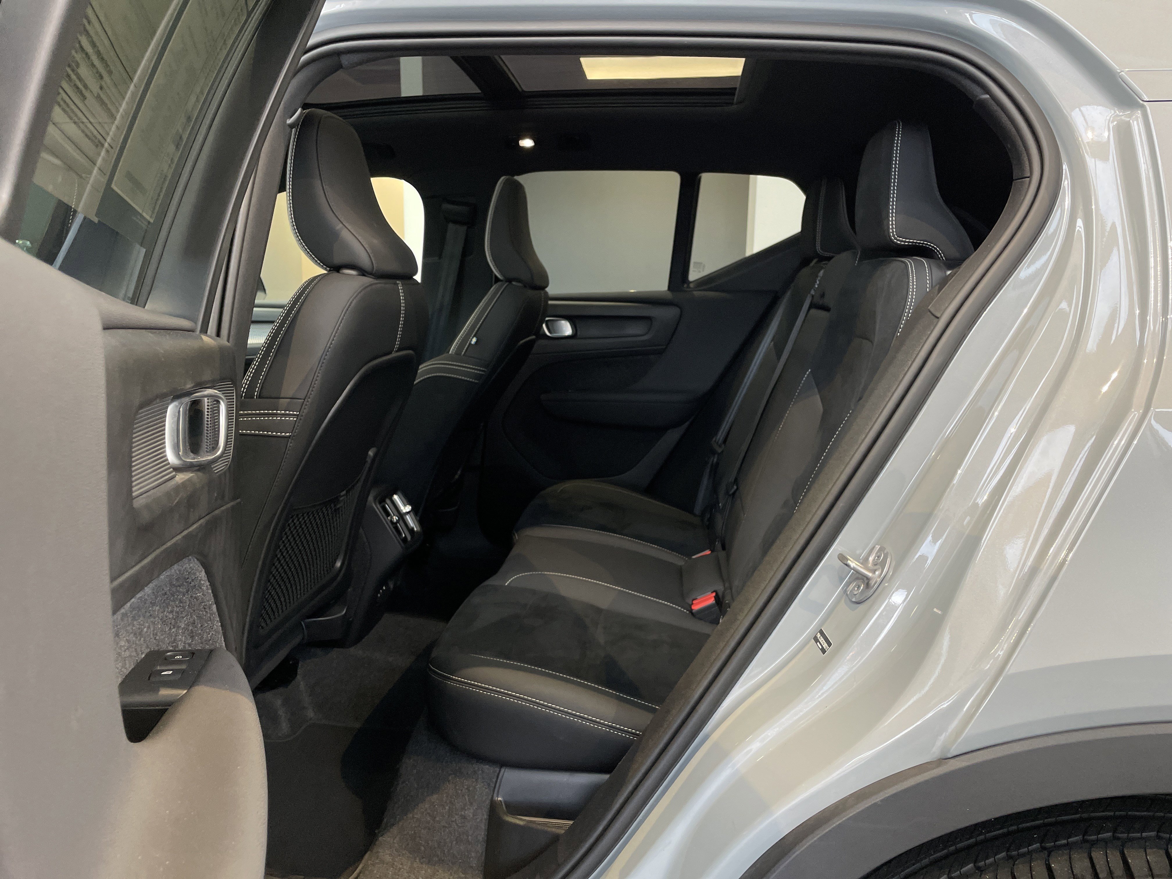 Used 2025 Volvo XC40 B5 Plus image 36