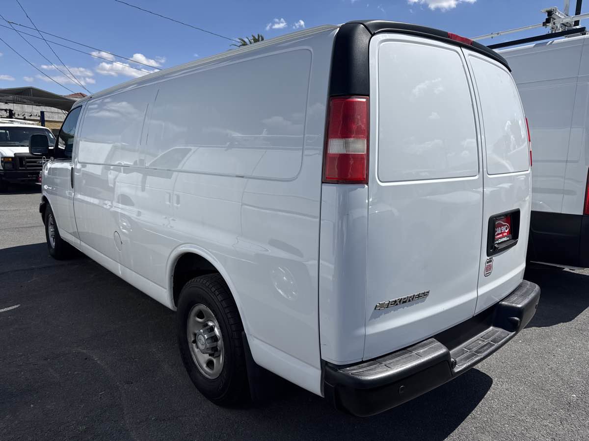 Used 2017 Chevrolet Express 3500 Extended RWD image 4