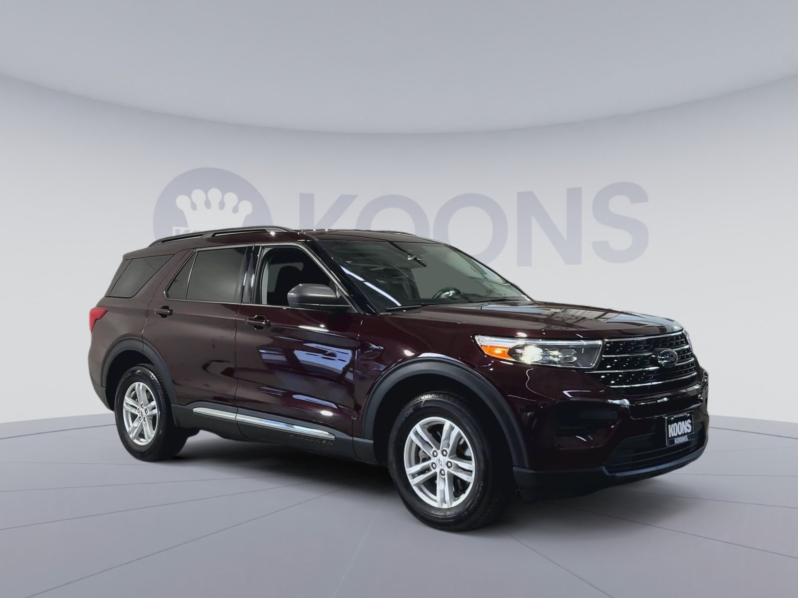 Used 2023 Ford Explorer XLT AWD/4WD image 2