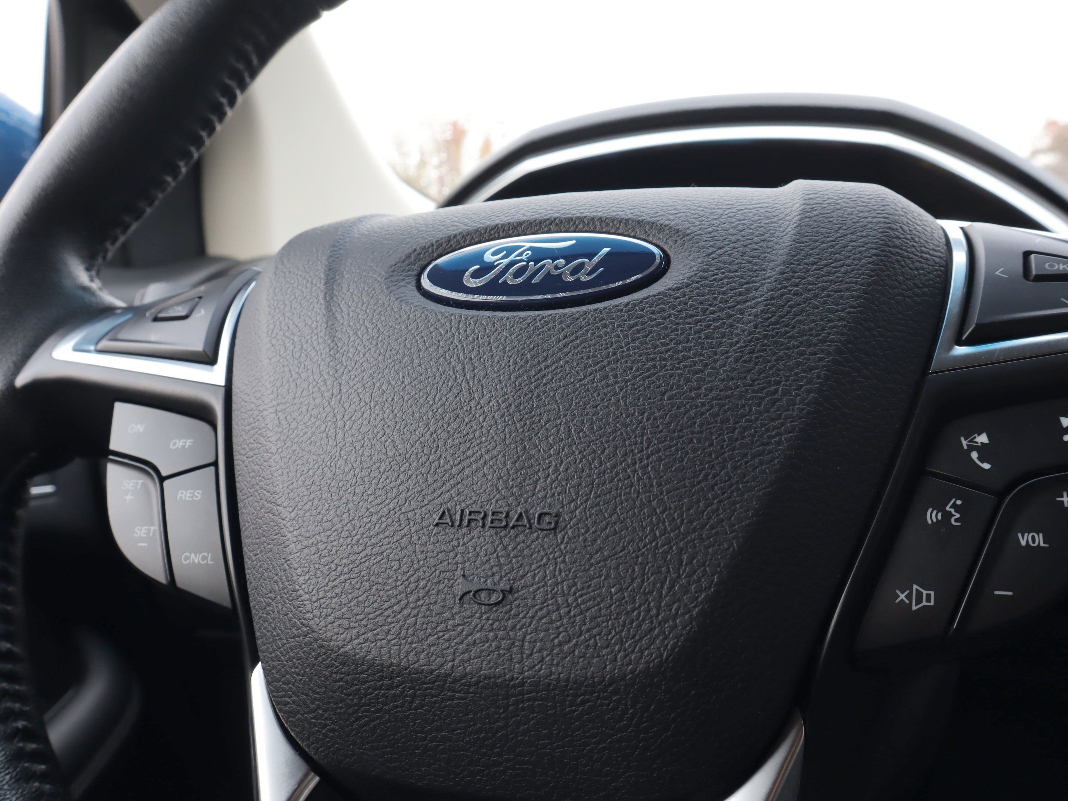 Used 2020 Ford Edge Titanium image 27