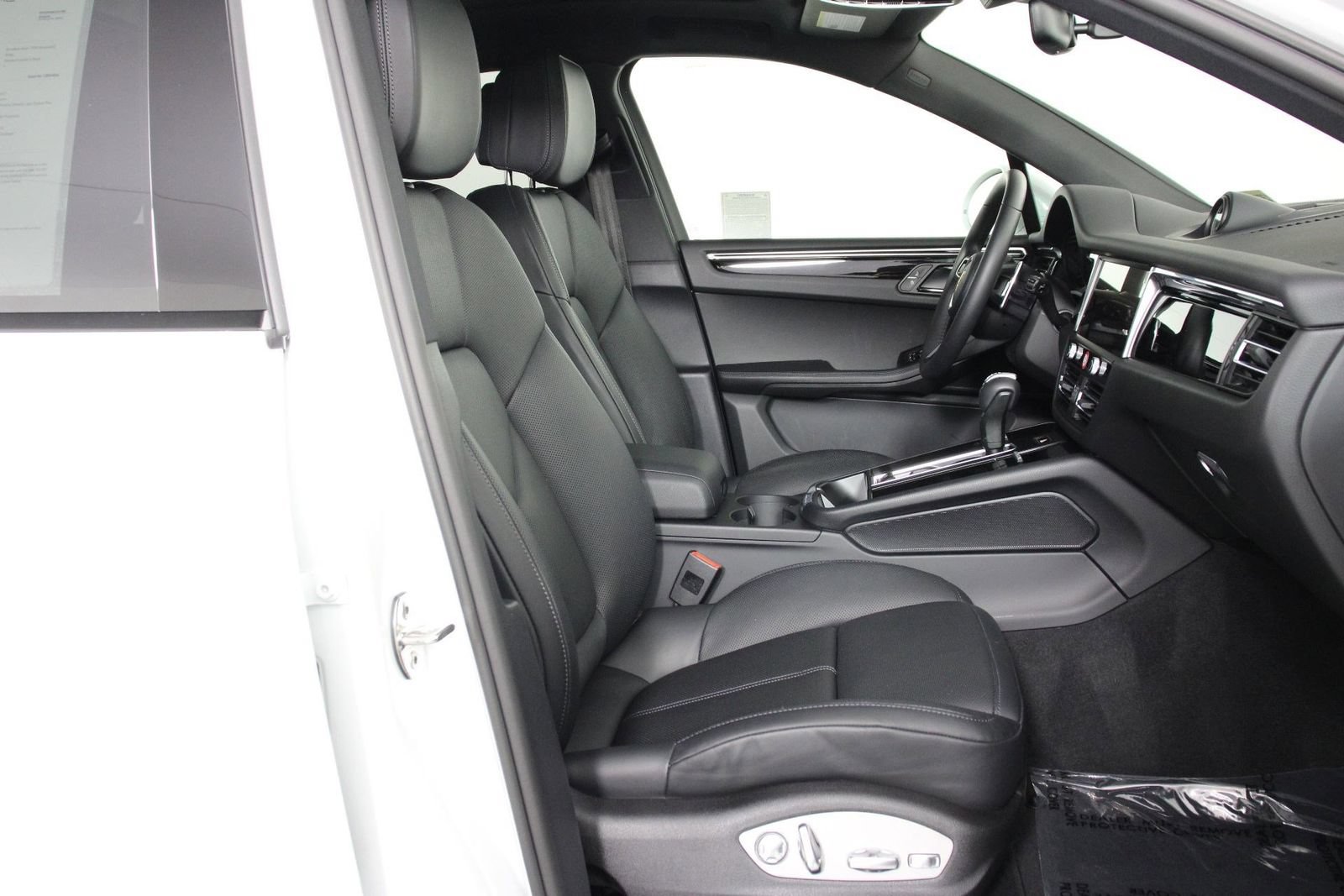 Certified 2026 Porsche Macan AWD/4WD image 31