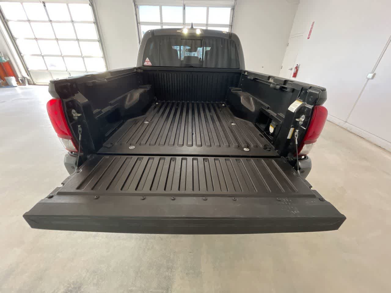 Used 2018 Toyota Tacoma TRD Off-Road AWD/4WD image 24