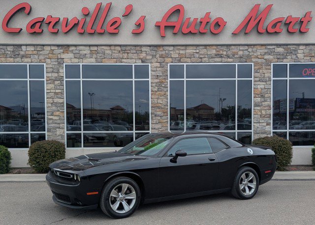 Used 2018 Dodge Challenger SXT image 1