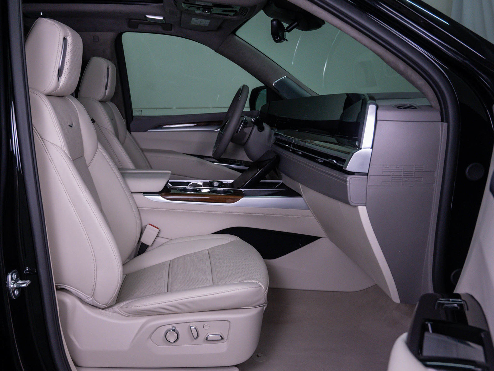 Used 2026 Cadillac Escalade ESV Platinum Sport AWD/4WD image 11