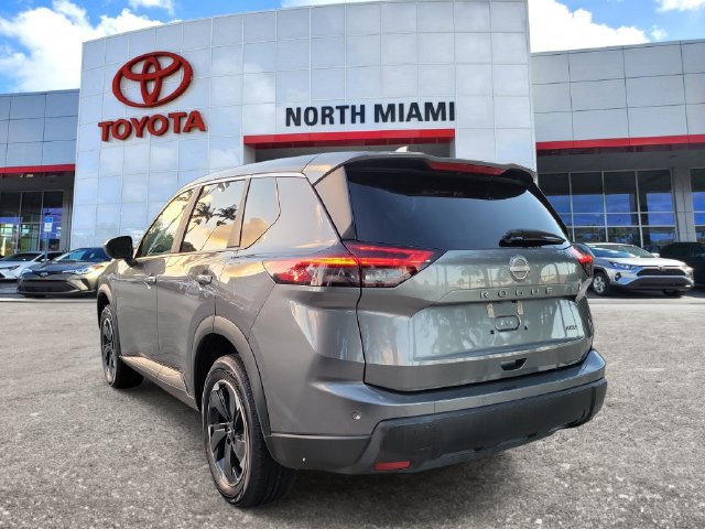 Used 2025 Nissan Rogue SV AWD/4WD image 3