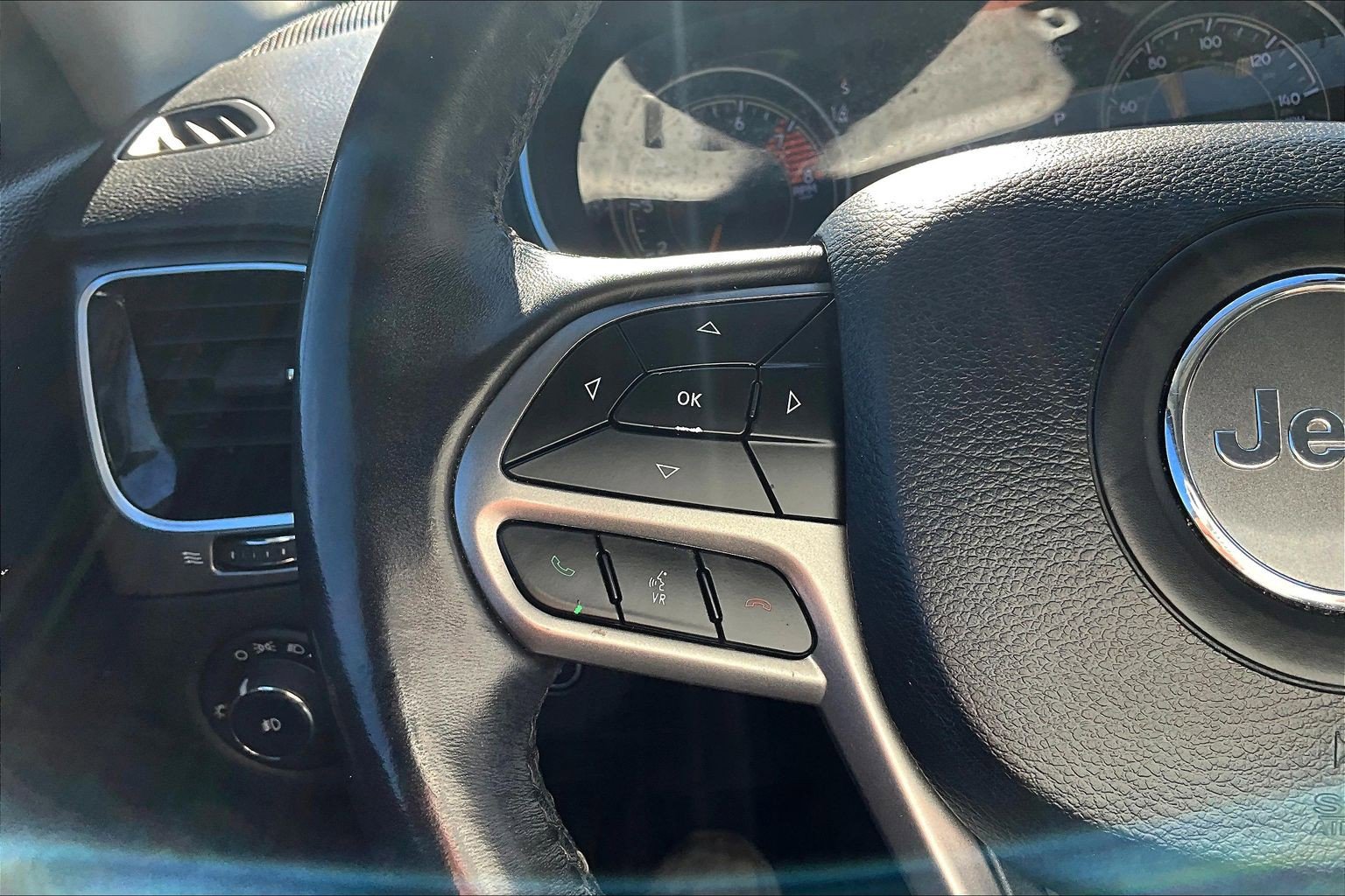 Used 2019 Jeep Cherokee Limited w/ Luxury Group AWD/4WD image 22