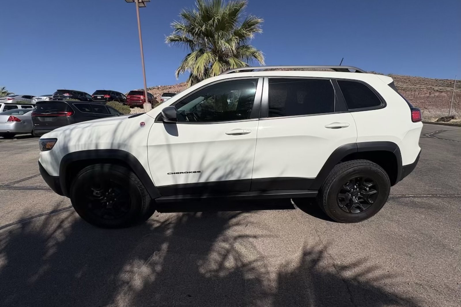 Used 2019 Jeep Cherokee Trailhawk AWD/4WD image 2