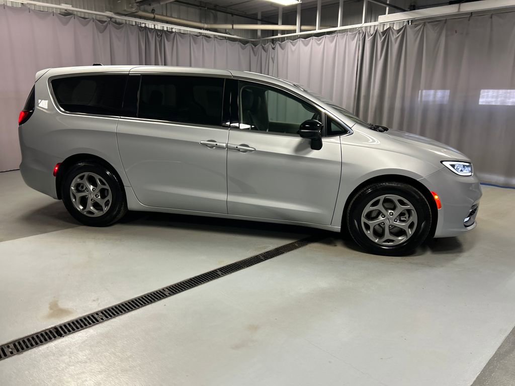 Used 2024 Chrysler Pacifica Limited FWD image 8