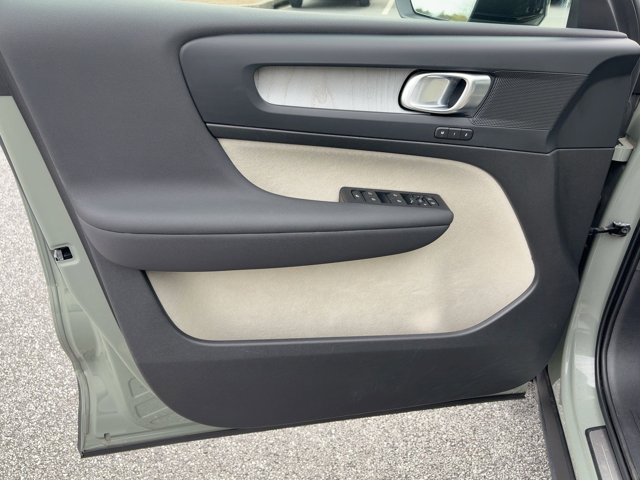 Used 2024 Volvo XC40 B5 Plus w/ Climate Package image 21