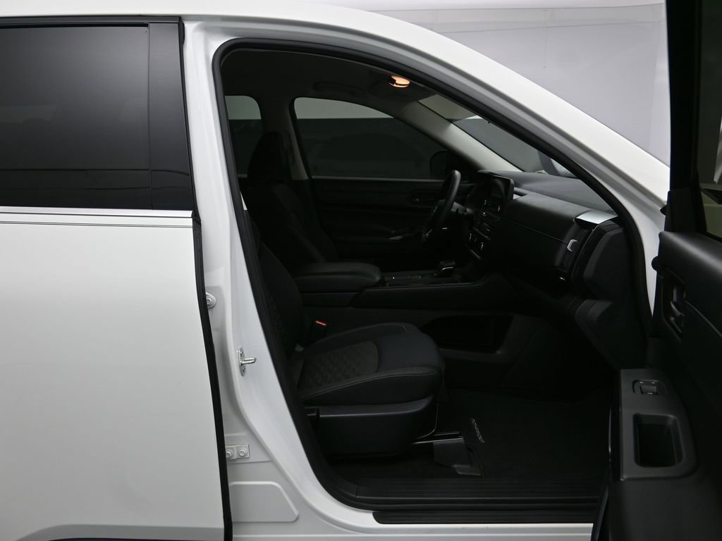Used 2024 Nissan Pathfinder S image 27