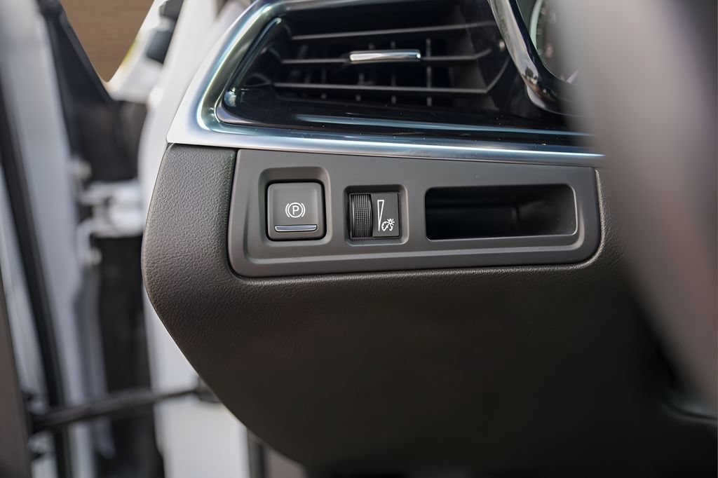 Used 2025 Cadillac XT6 Luxury w/ LPO, Bronce Accent Package FWD image 15