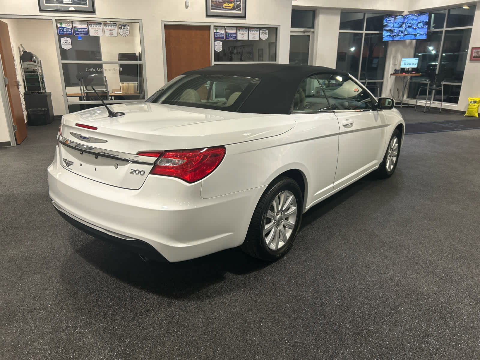 Used 2011 Chrysler 200 Touring w/ Cold Weather Group image 4