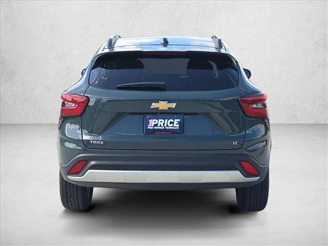 Used 2025 Chevrolet Trax LT FWD image 6
