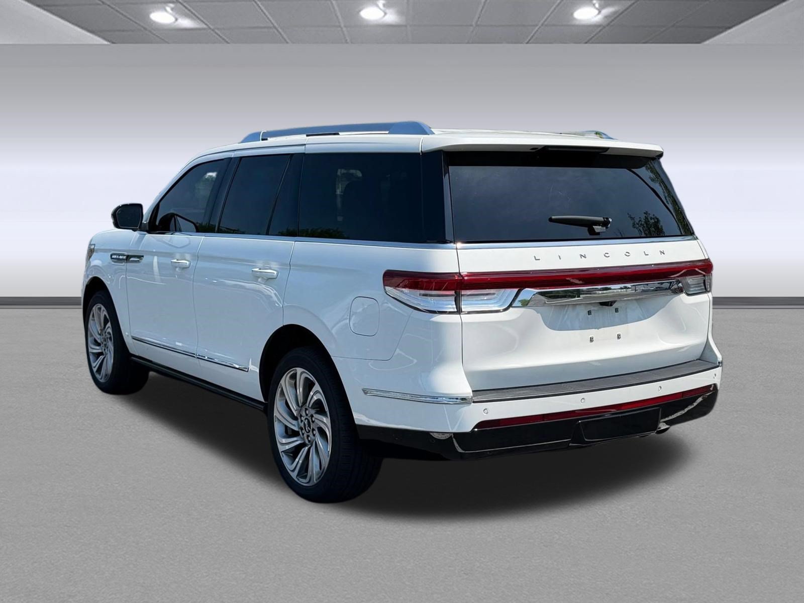 Used 2022 Lincoln Navigator Reserve AWD/4WD image 3