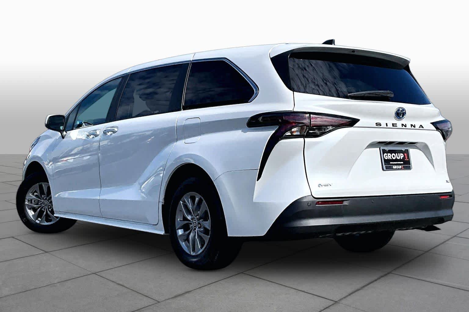 Used 2025 Toyota Sienna XLE FWD image 12