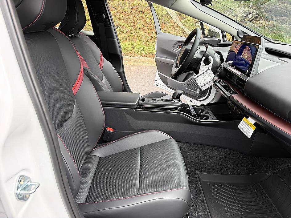 New 2026 Toyota Prius Plug-In Hybrid w/ Limited Premium Package FWD image 19