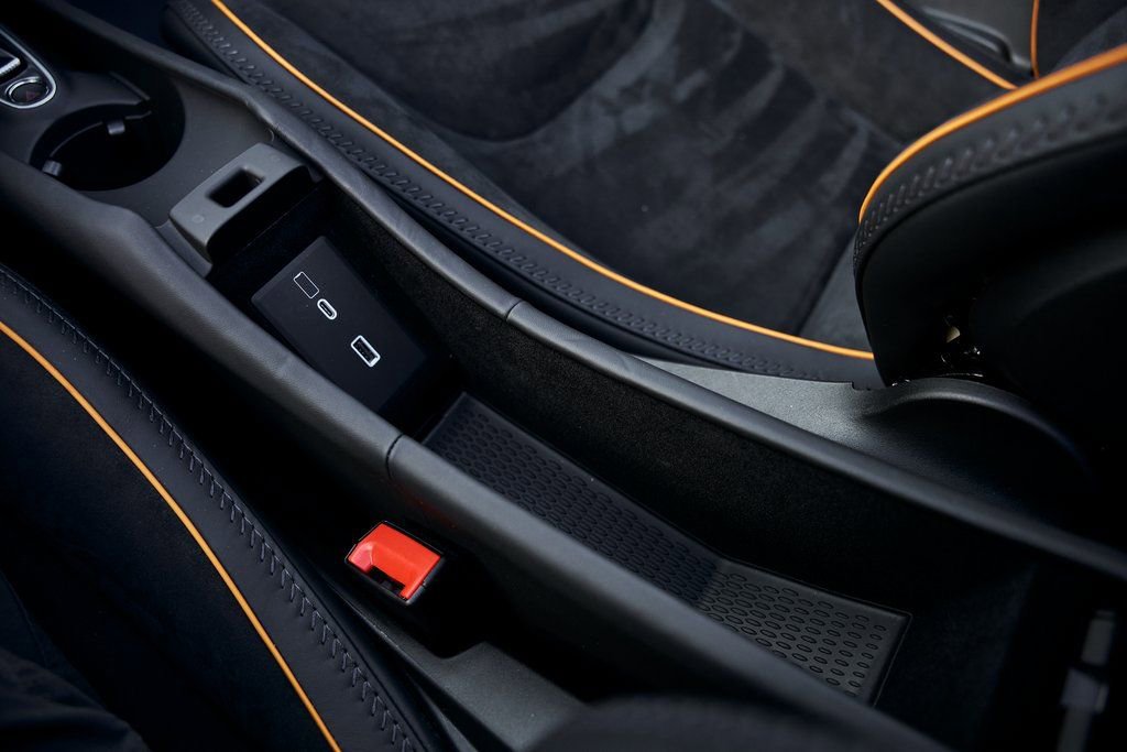 Used 2025 McLaren Artura Spider image 56