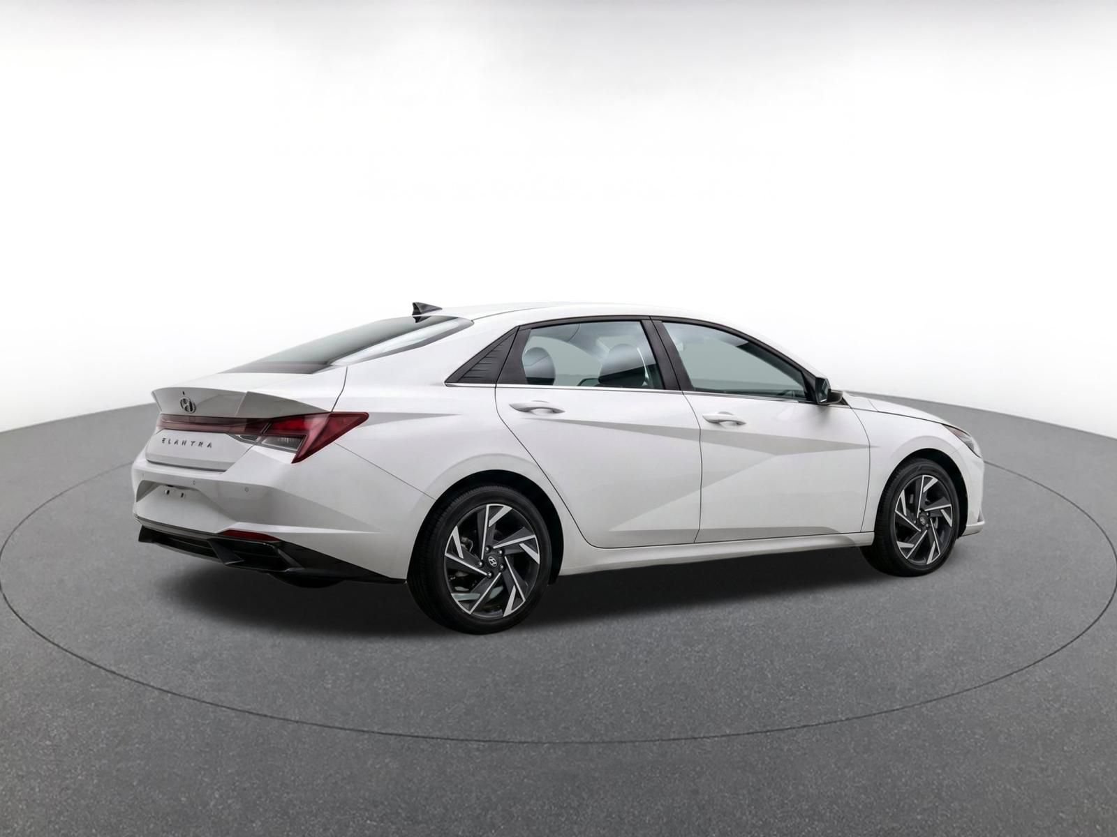 Used 2025 Hyundai Elantra SEL FWD image 9
