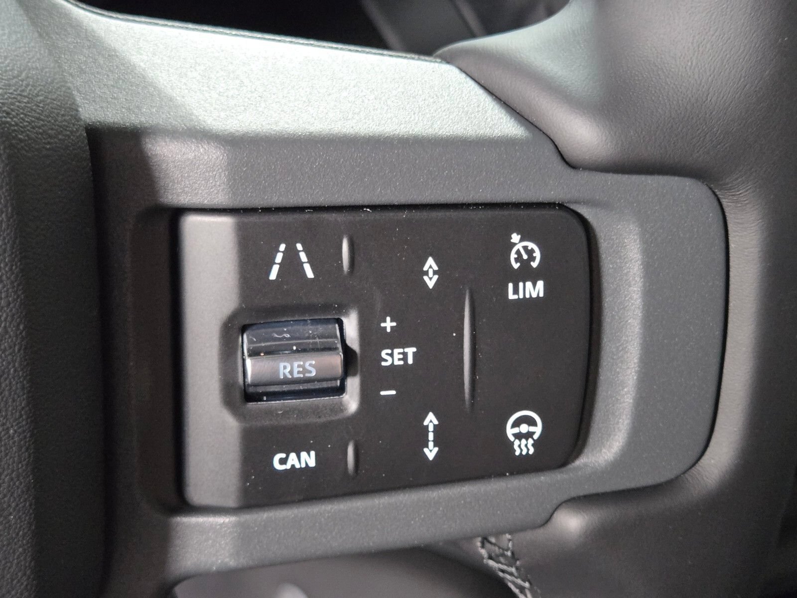 New 2026 Land Rover Defender 130 X-Dynamic SE AWD/4WD image 28