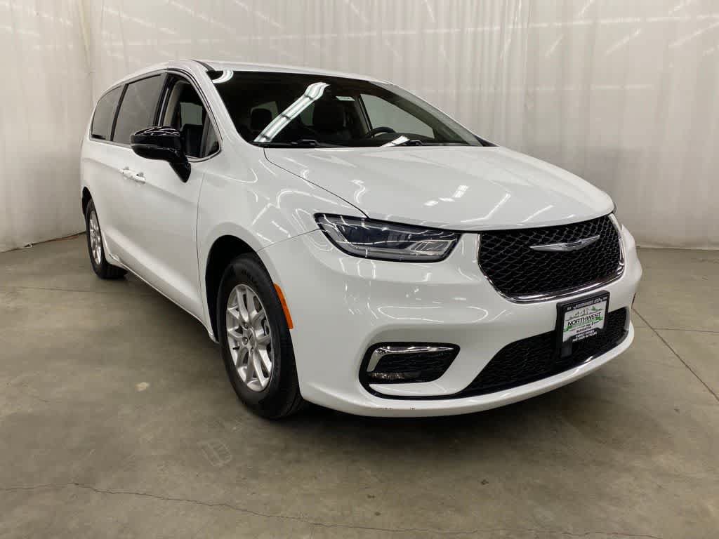 Used 2024 Chrysler Pacifica Touring-L FWD image 9
