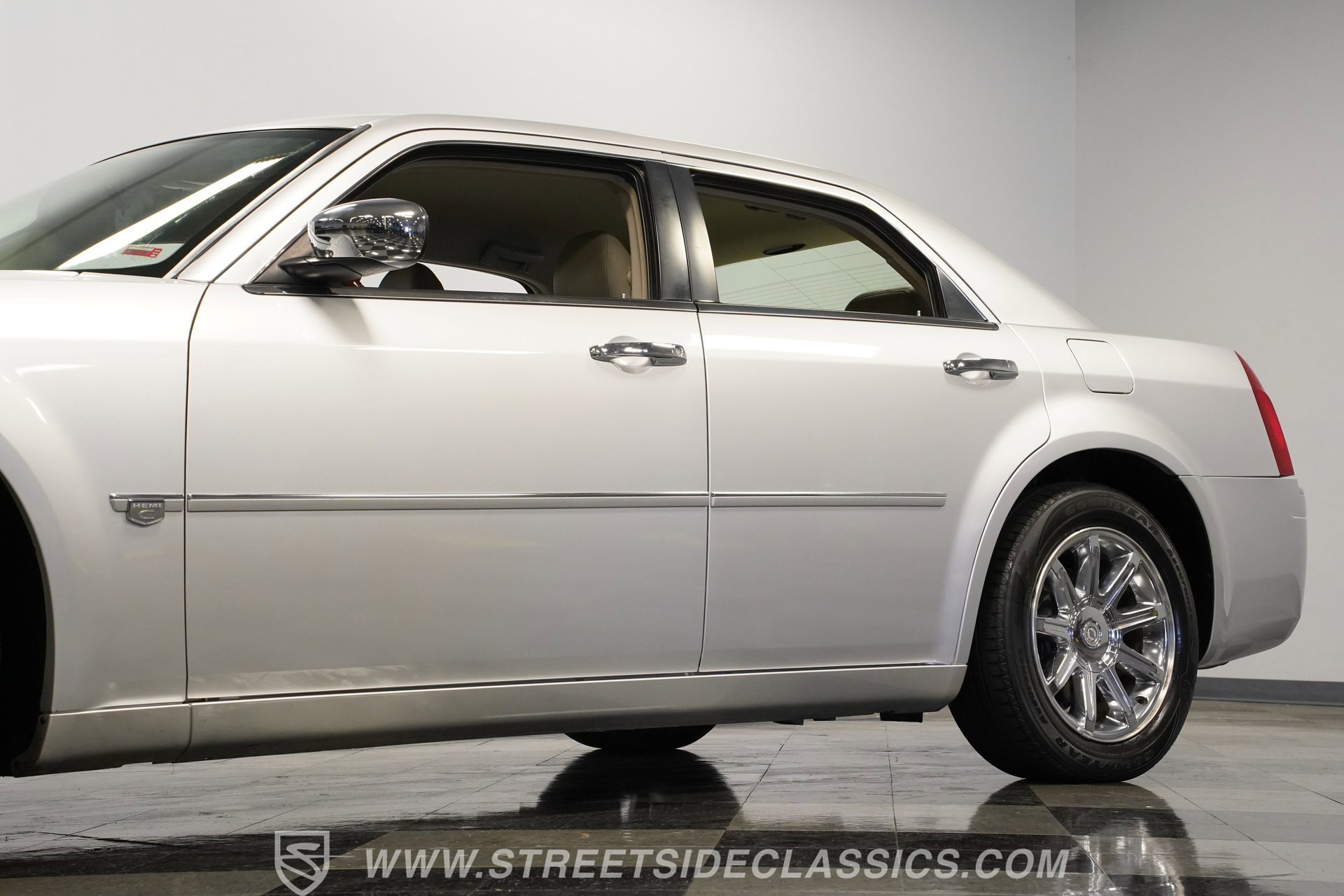 Used 2005 Chrysler 300 C w/ Navigation & Sound Group II image 22